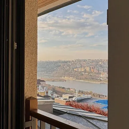 10 Mins To Takism - Cenrtal & New Modern Flat דירה